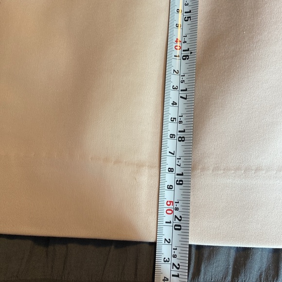 H&M skirt. Cream colour. Excellent condition. 21 in. Long. Smoke free home - Picture 5 of 5